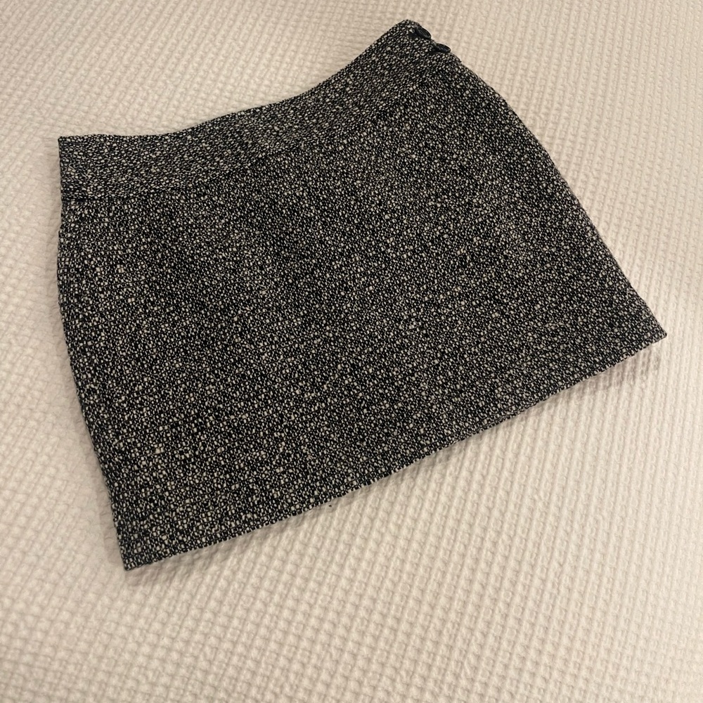 JCrew black/white boucle wool mini skirt in size 0 with side button detail